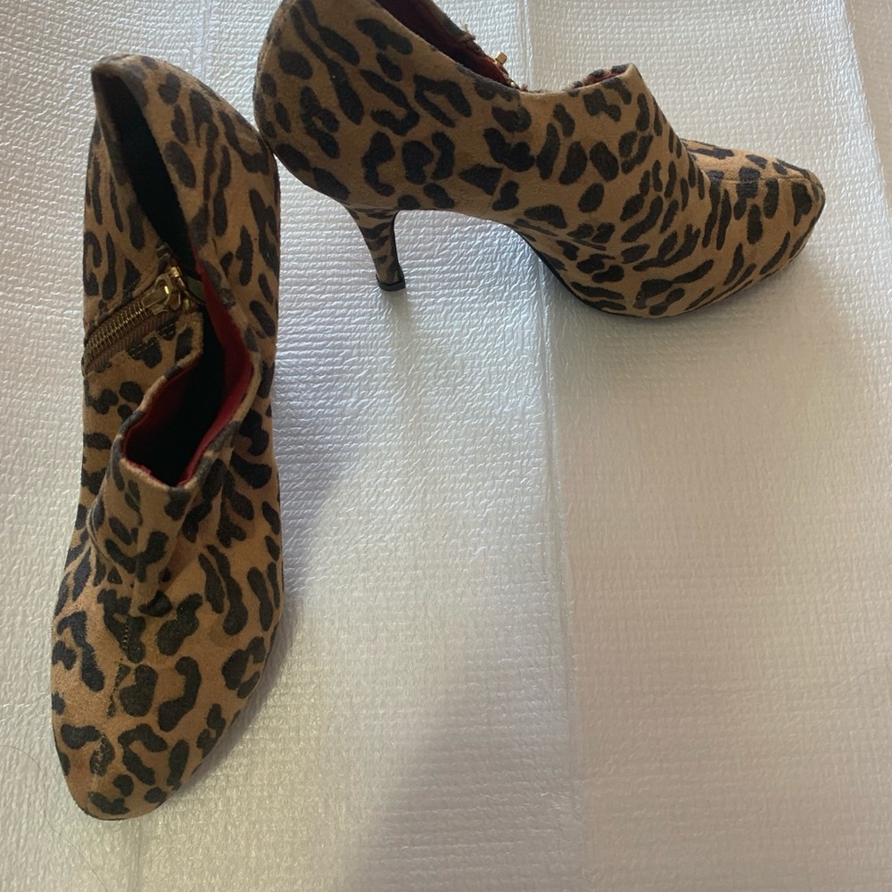 Christian siriano animal print booties size 8